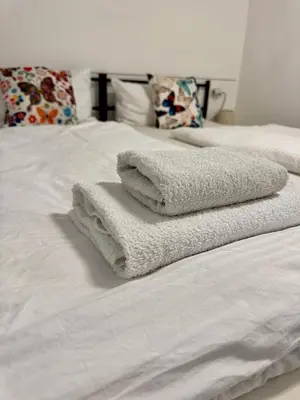 Ein Bett oder Betten in einem Zimmer der Unterkunft Kleine-Romantische Ferienwohnung Parkplatz vor dem Haus!