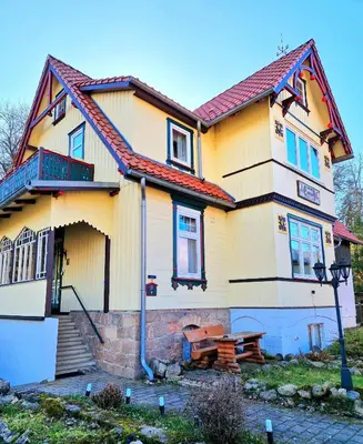 Das Gebäude in dem sich die Ferienwohnung befindet