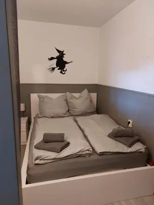 Ein Bett oder Betten in einem Zimmer der Unterkunft Ferienwohnung Hexennest
