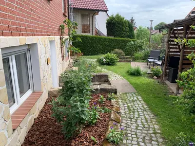 Ein Garten an der Unterkunft Ferienwohnung Pölkentor