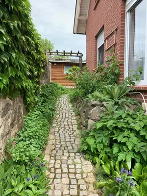 Ein Garten an der Unterkunft Ferienwohnung Pölkentor