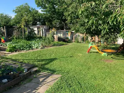 Ein Garten an der Unterkunft Ferienwohnung Pölkentor