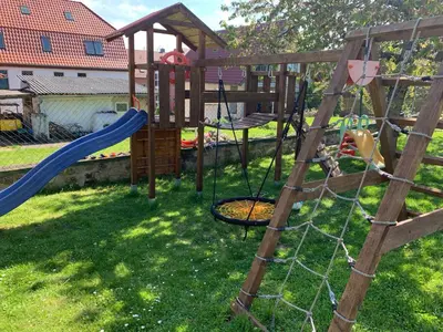 Ein Kinderspielbereich in der Unterkunft Ferienwohnung Pölkentor