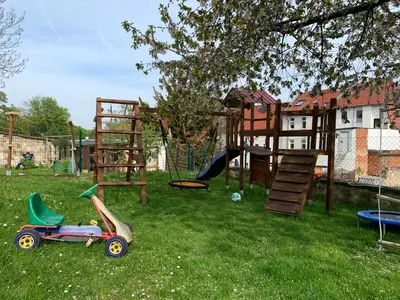 Ein Kinderspielbereich in der Unterkunft Ferienwohnung Pölkentor