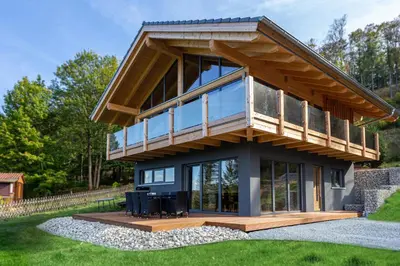 Das Gebäude in dem sich das Ferienhaus befindet