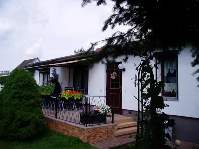 Das Gebäude in dem sich das Ferienhaus befindet