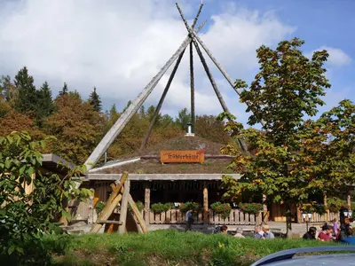 Ein Garten an der Unterkunft Ferienhaus am Wald - Einzelstandort mit Wallbox