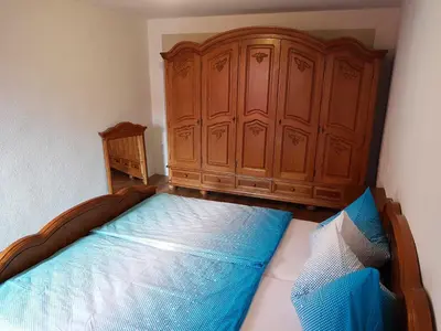 Ein Bett oder Betten in einem Zimmer der Unterkunft Ferienwohnung am Kurpark