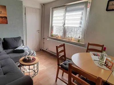 Ein Sitzbereich in der Unterkunft Ferienwohnung Schenk