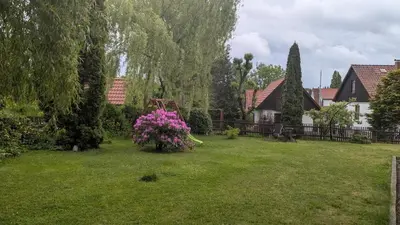 Ein Garten an der Unterkunft Haus 