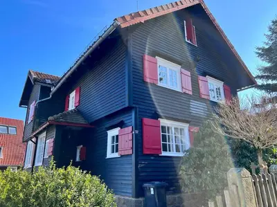 Das Gebäude in dem sich das Ferienhaus befindet