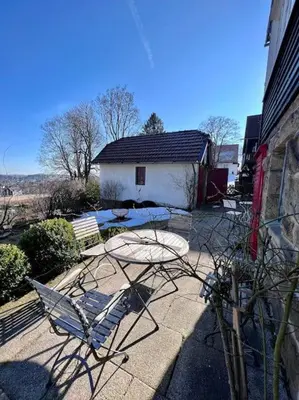 Das Gebäude in dem sich das Ferienhaus befindet