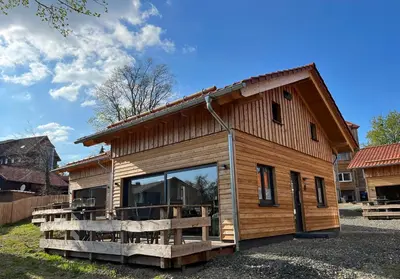 Das Gebäude in dem sich das Ferienhaus befindet