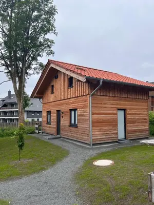 Das Gebäude in dem sich das Ferienhaus befindet