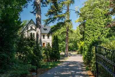 Ein Garten an der Unterkunft Villa Ottilienruh - Pfauen-Suite