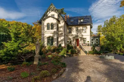 Ein Garten an der Unterkunft Villa Ottilienruh - Pfauen-Suite