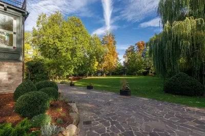 Ein Garten an der Unterkunft Villa Ottilienruh - Spitzweg-Suite