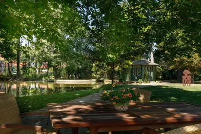 Ein Garten an der Unterkunft Villa Ottilienruh - Spitzweg-Suite