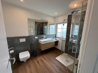 Ein Badezimmer in der Unterkunft StrandBerg's Onkel Tommys Hütte