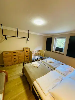 Ein Bett oder Betten in einem Zimmer der Unterkunft Große Wohnung am Bach
