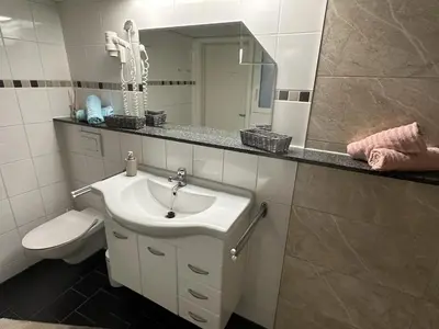 Ein Badezimmer in der Unterkunft Christels Ferienwohnung 1 in Thale mit Sonnenterrasse und Grill