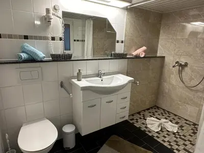 Ein Badezimmer in der Unterkunft Christels Ferienwohnung 1 in Thale mit Sonnenterrasse und Grill