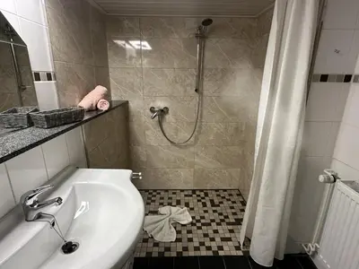 Ein Badezimmer in der Unterkunft Christels Ferienwohnung 1 in Thale mit Sonnenterrasse und Grill
