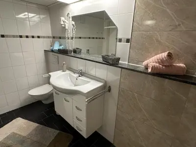 Ein Badezimmer in der Unterkunft Christels Ferienwohnung 1 in Thale mit Sonnenterrasse und Grill
