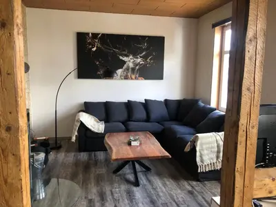 Ein Sitzbereich in der Unterkunft Burgruine