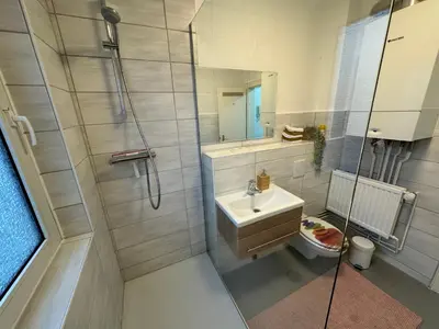 Ein Badezimmer in der Unterkunft FeWo Elbo46 mit Balkon, Waschmaschine & Smart TV