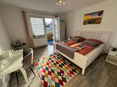 Ein Bett oder Betten in einem Zimmer der Unterkunft FeWo Elbo46 mit Balkon, Waschmaschine & Smart TV