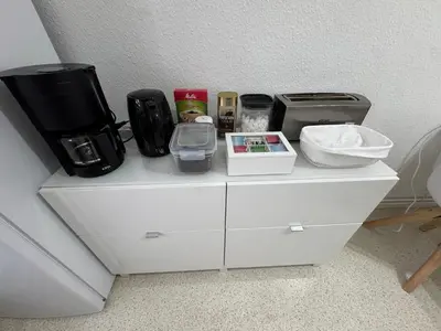 Kaffee-/Teezubehör in der Unterkunft FeWo Elbo46 mit Balkon, Waschmaschine & Smart TV