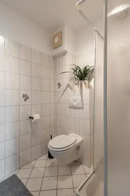 Ein Badezimmer in der Unterkunft Modernes Apartment am Campus - Parken - Smart-TV - Kaffeevollautomat