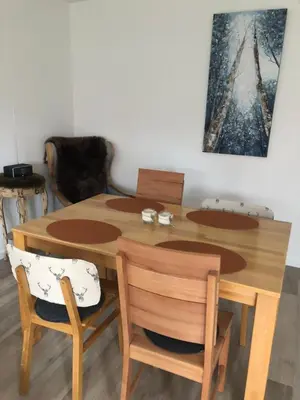 Ein Sitzbereich in der Unterkunft Ferienwohnung Eichhörnchenkobel