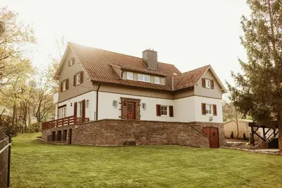 Das Gebäude in dem sich das Ferienhaus befindet