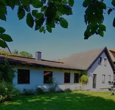 Das Gebäude in dem sich das Ferienhaus befindet