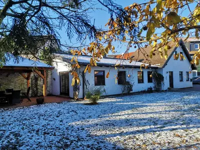 Das Gebäude in dem sich das Ferienhaus befindet