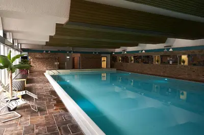 Der Swimmingpool an oder in der Nähe von Schwalbennest