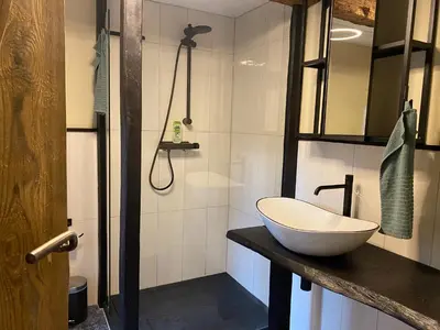 Ein Badezimmer in der Unterkunft Ferienwohnung Anneliese im Einzeldenkmal - Lange Gasse 29
