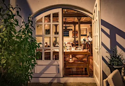 Ein Restaurant oder anderes Speiselokal in der Unterkunft Ferienwohnung am Brühl