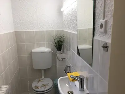 Ein Badezimmer in der Unterkunft Ferienhaus am Fluss mit traumhafter Dachterrasse ,Garten und Grill