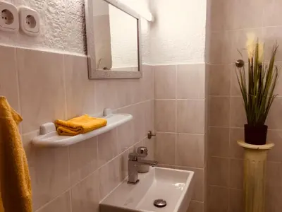 Ein Badezimmer in der Unterkunft Haus am Fluss mit wunderschöner Dachterrasse mit Flussblick ,Garten und Grill