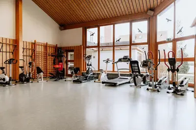Das Fitnesscenter und/oder die Fitnesseinrichtungen in der Unterkunft Ferienwohnung am Kurpark